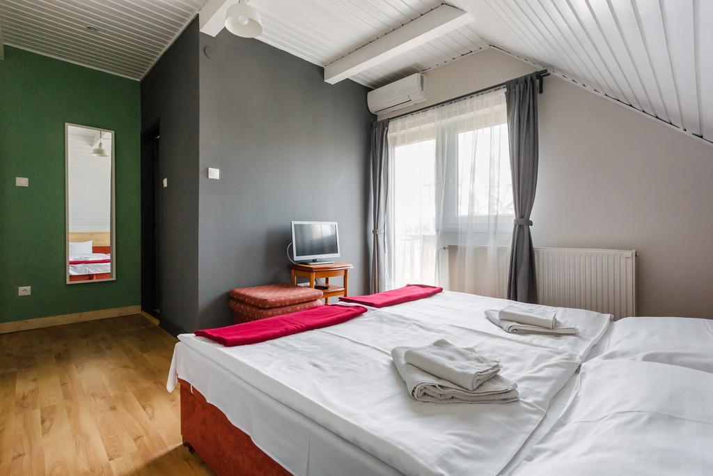 Hotel Borbarátok Panzió Badacsonytomaj Esterno foto